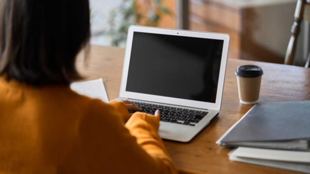 キーボードを打つ女性