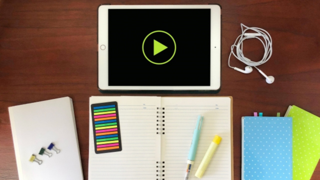 ノートとタブレットとイヤホン