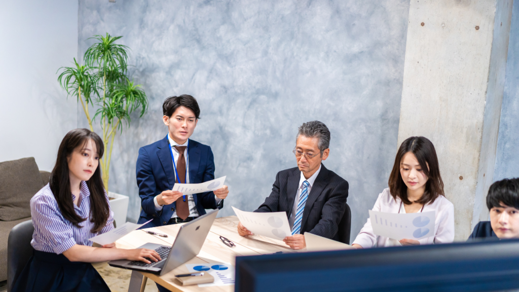 集まって会議をする様子