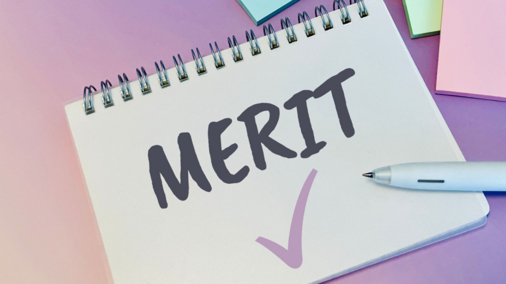 メモ帳にペンでMERITの文字とチェックマーク