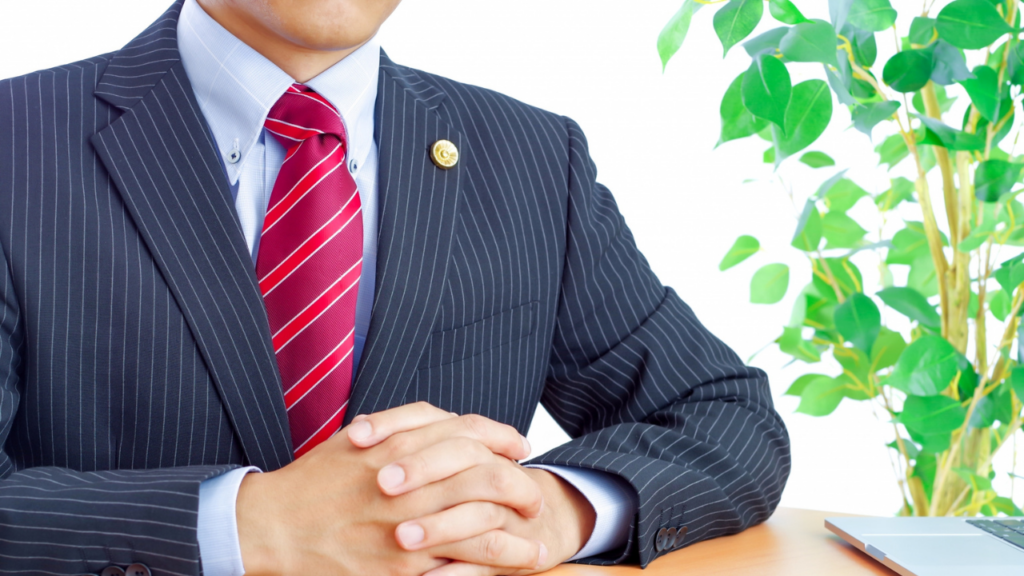 弁護士バッジをつけたスーツの男性