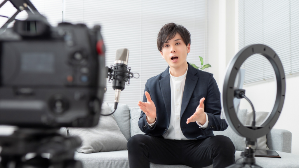 カメラに向かって話す男性