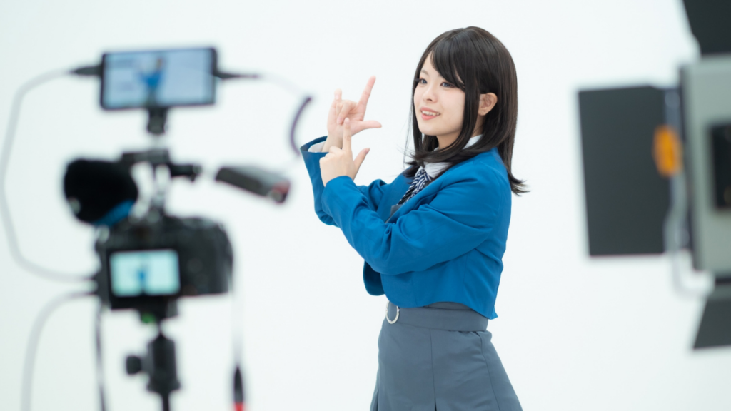カメラの前でダンスする女性
