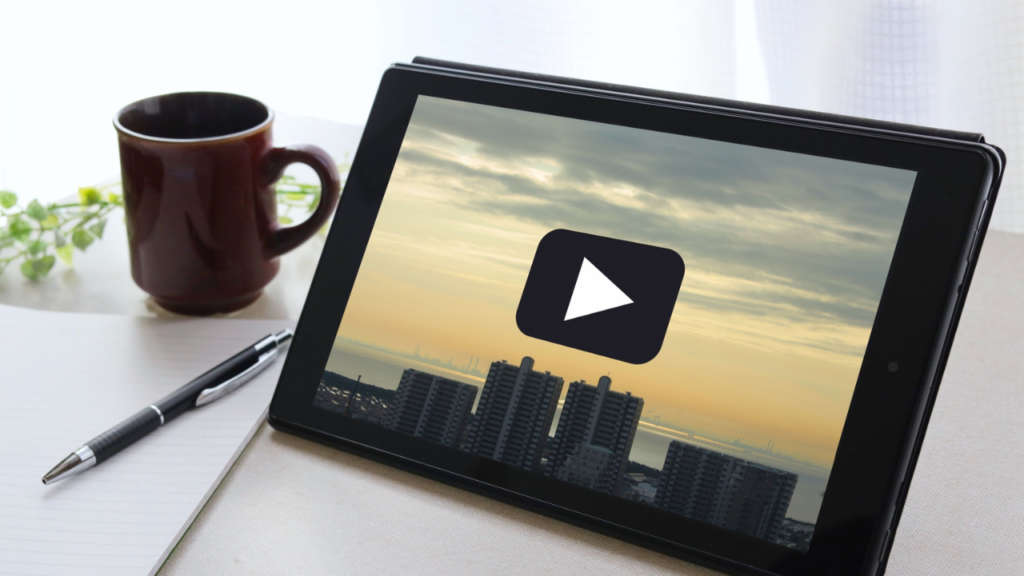 タブレットでビルと夕焼けが映る動画を再生