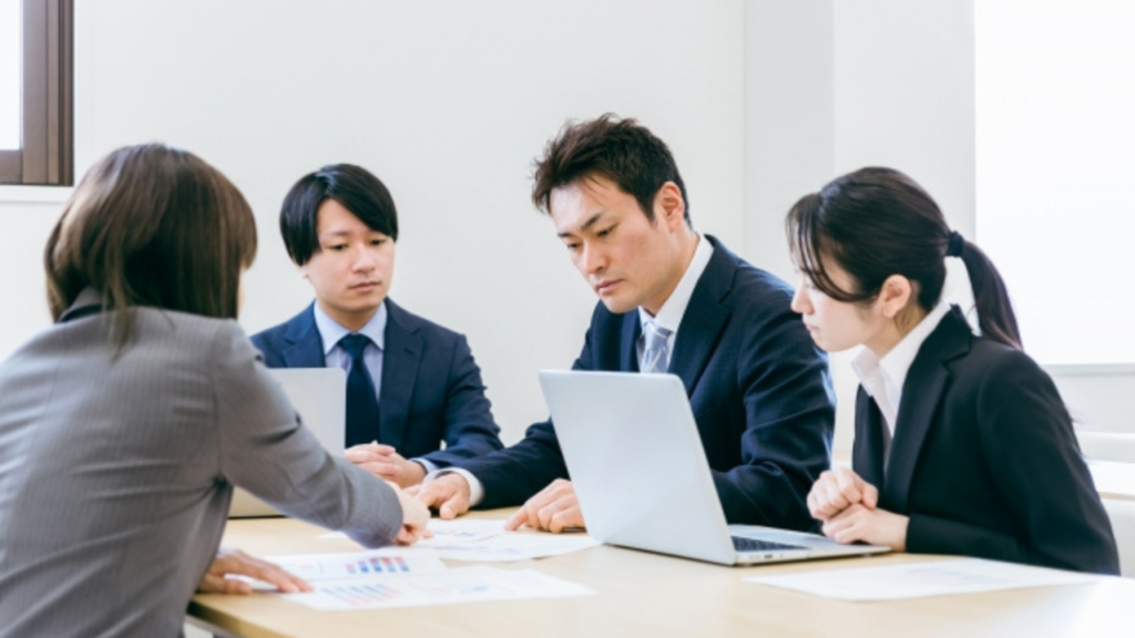 MTGをする男女4人