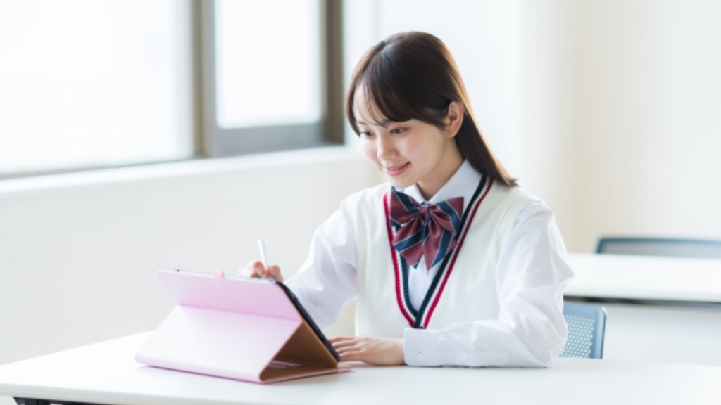 タブレットで学習する女子高生