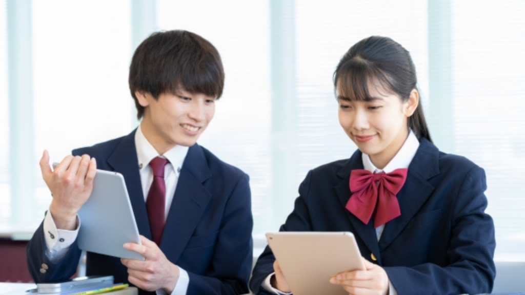 タブレットを見る男子生徒と女子生徒