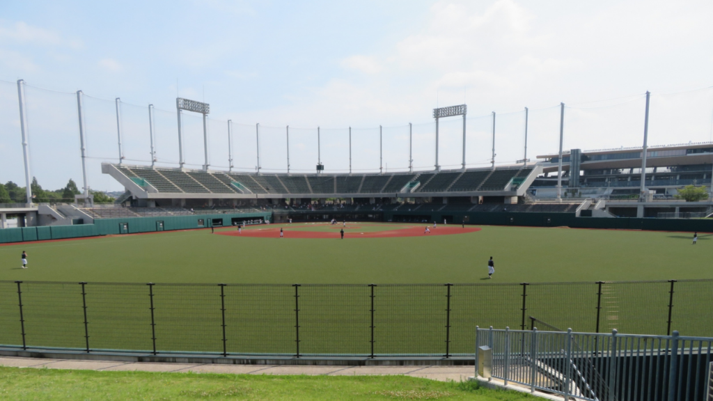 野球場で野球をやる様子
