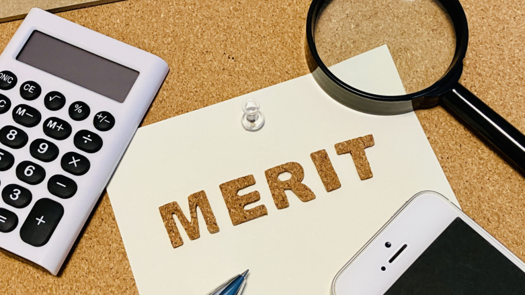 MERITの文字と虫眼鏡、電卓