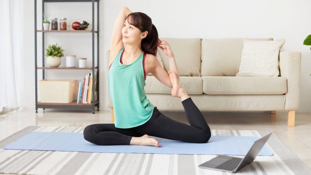 ヨガをしている女性