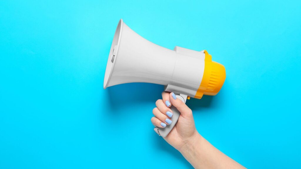 メガホンを持つ手