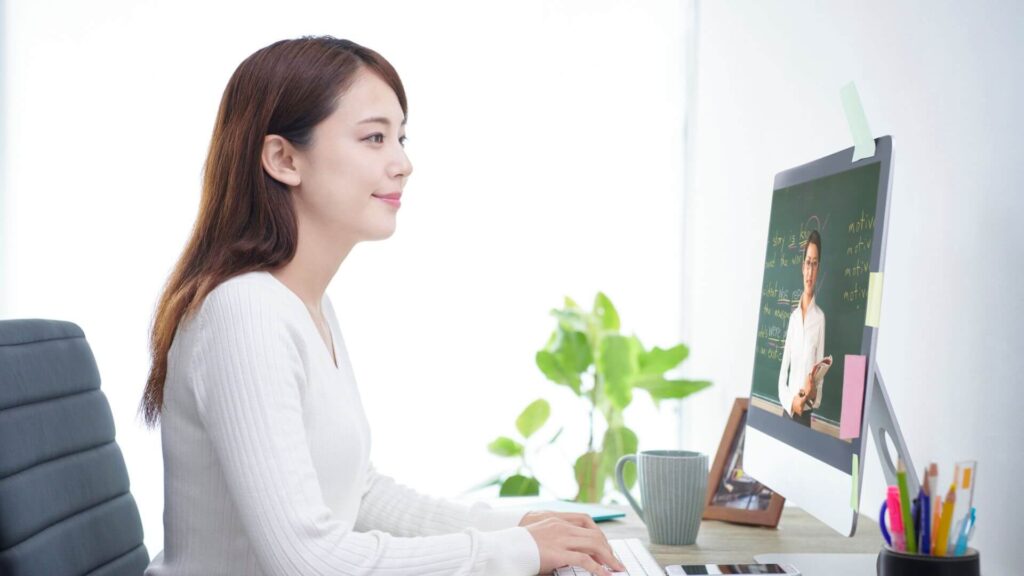 オンラインで授業を受ける女性