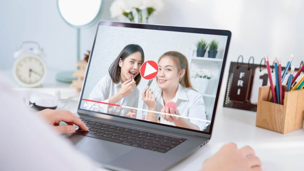 コスメの紹介をする女性2人の動画