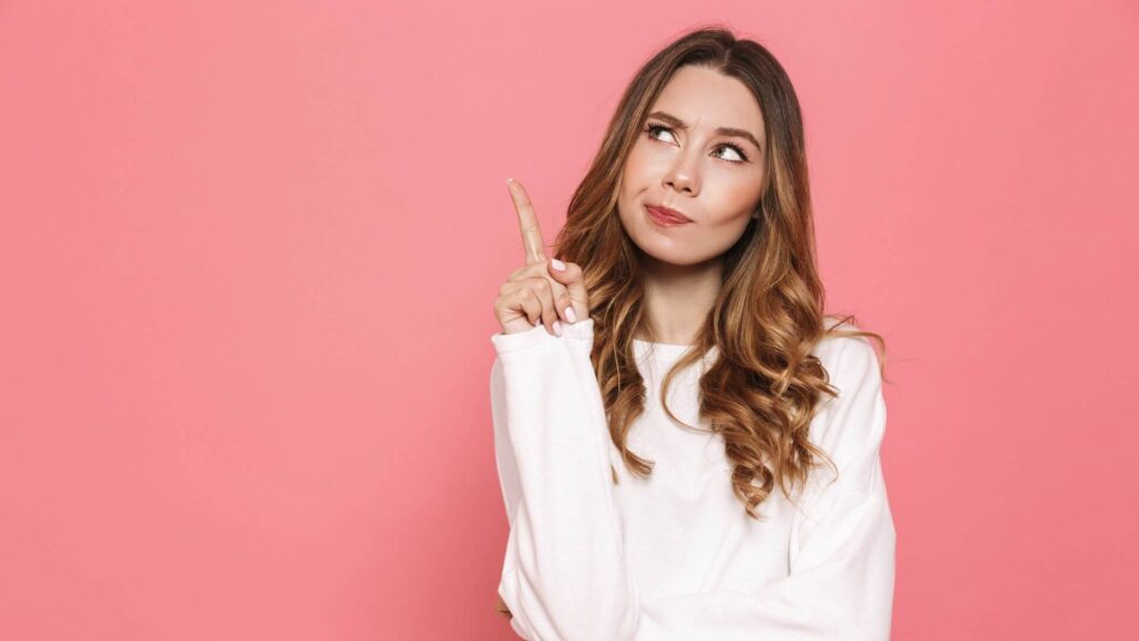 人差し指を立てる女性