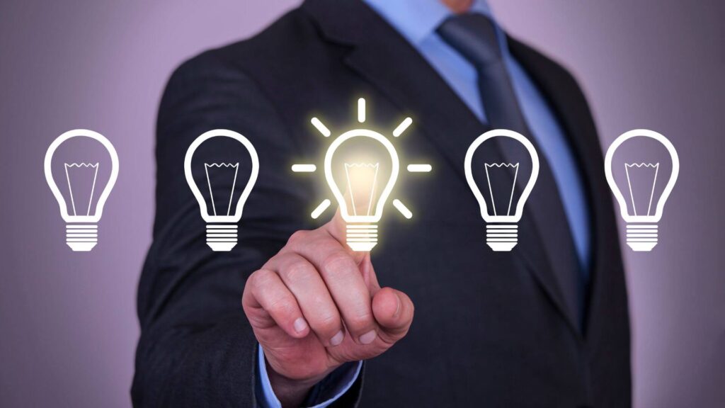 5つの電球から1つを選ぶ男性