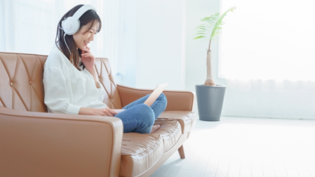 ソファで動画を視聴する女性
