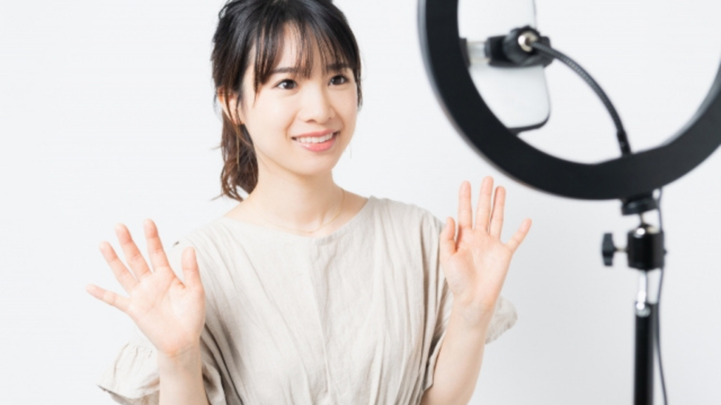 動画を撮影する女性