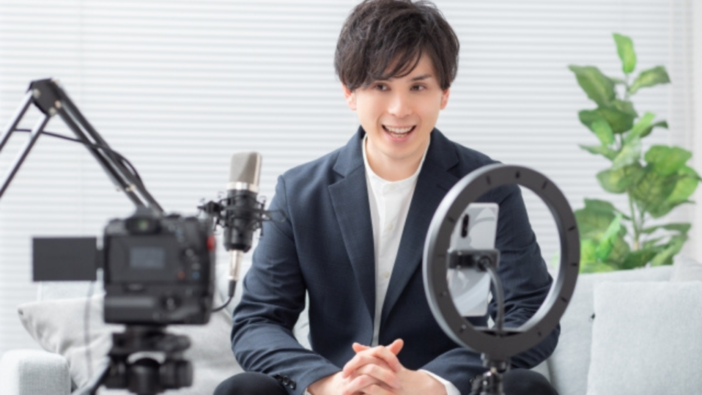 動画を撮影する男性