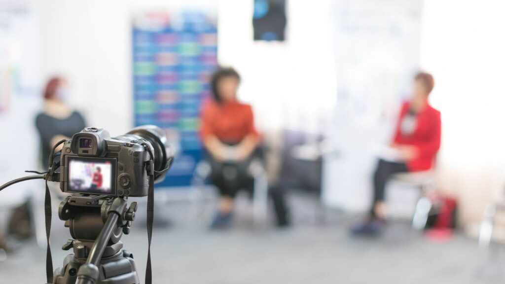 対談の様子をカメラで撮影