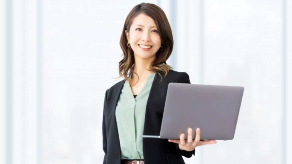 パソコンを持つ女性