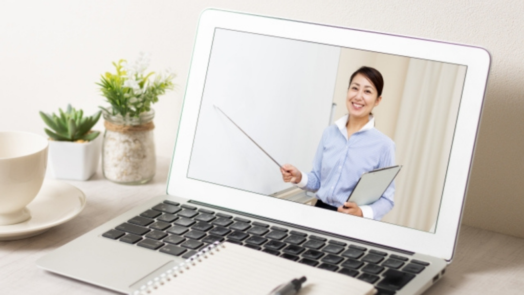 説明をする女性の動画