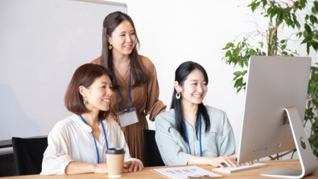デスクトップを見る女性3人