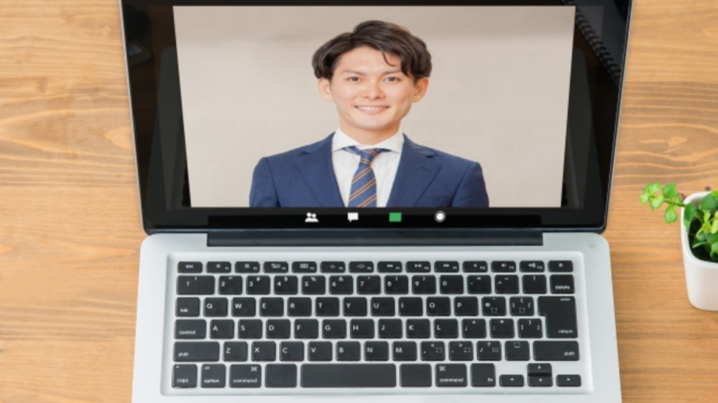 パソコンの画面に映る男性