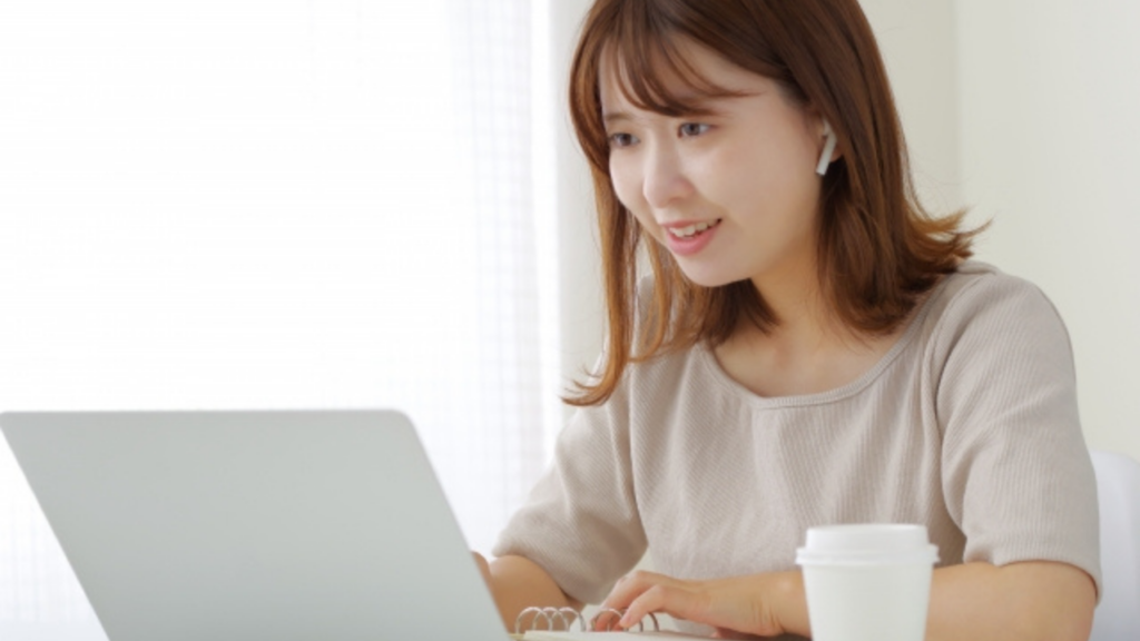 パソコンを開く女性