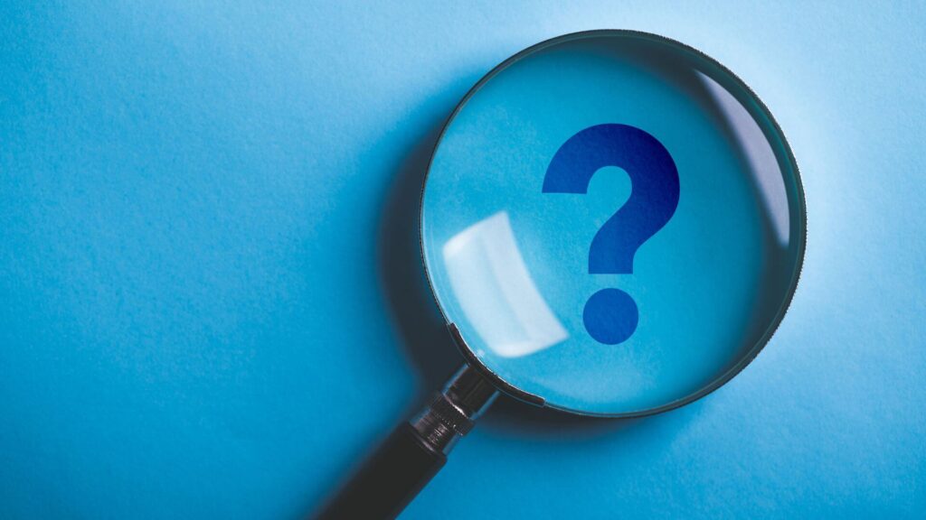 ハテナを虫眼鏡で見ている