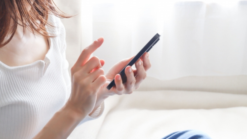スマホを操作する女性