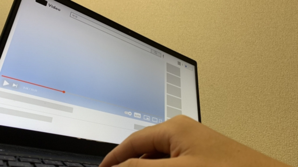 動画が再生されているパソコン