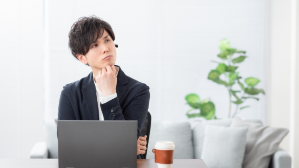 パソコンを前に悩む男性