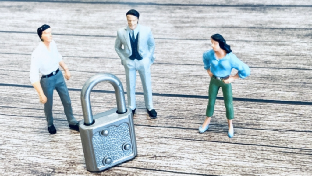 南京錠と人の人形