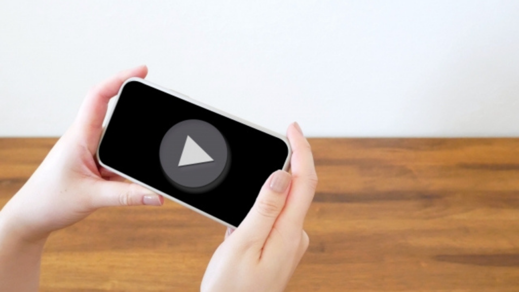 スマホで動画を見ている