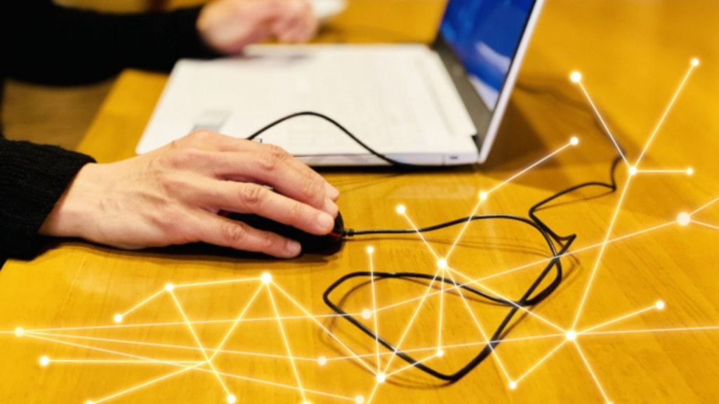 パソコンのマウスを動かす様子