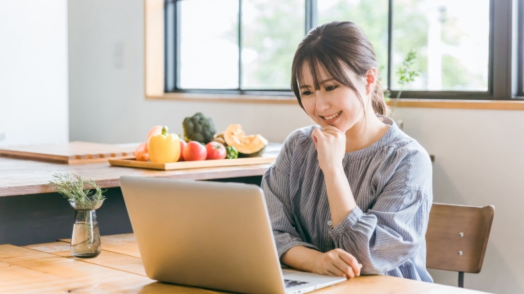 配信を見ている女性