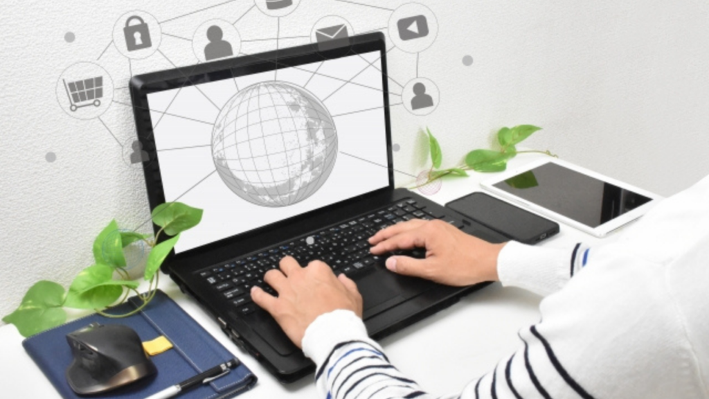 ノートパソコンのキーボードに添えられる手