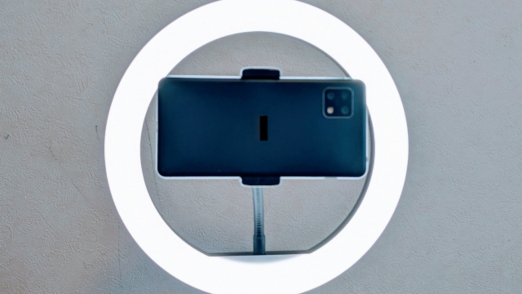 照明を点けてスマホで撮影