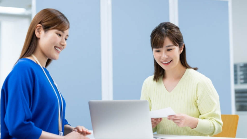 パソコンを見る2人の女性