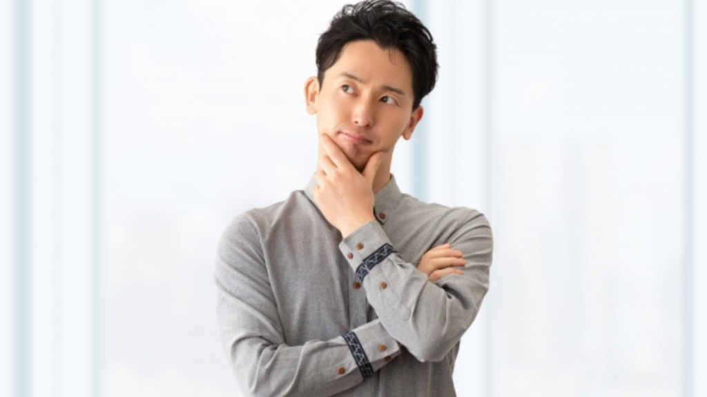 顎に手をあてて悩む男性