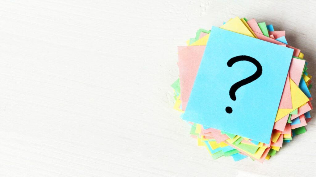 クエスチョンマークが書かれたカラフルな紙