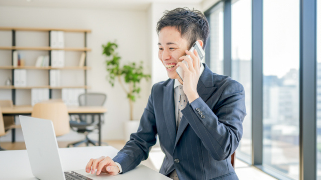 電話しているスーツの男性
