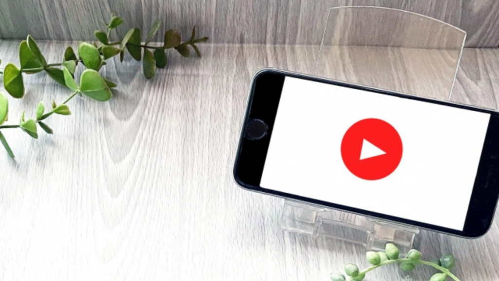 動画再生画面が表示されているスマートフォン