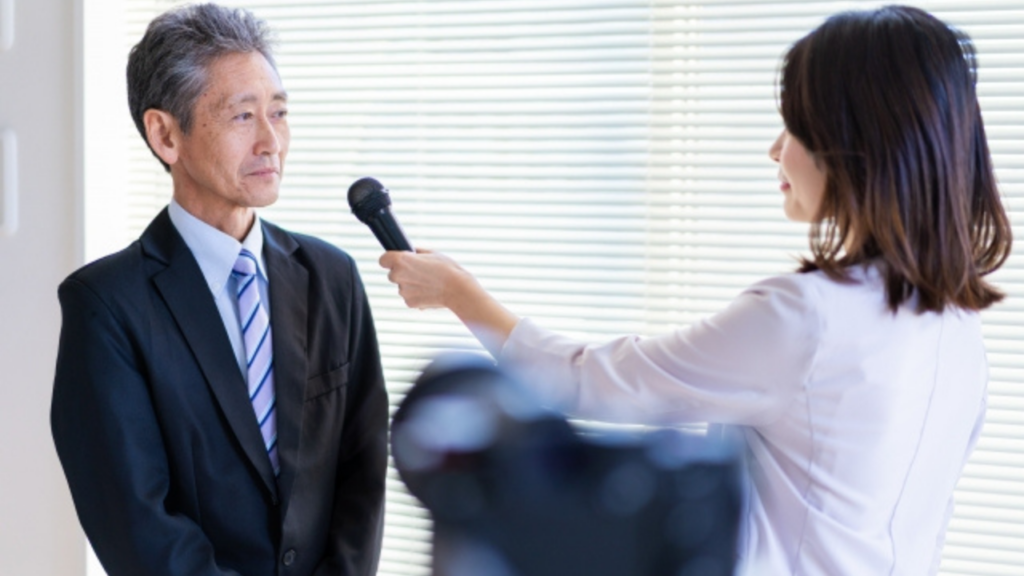 インタビューされる男性
