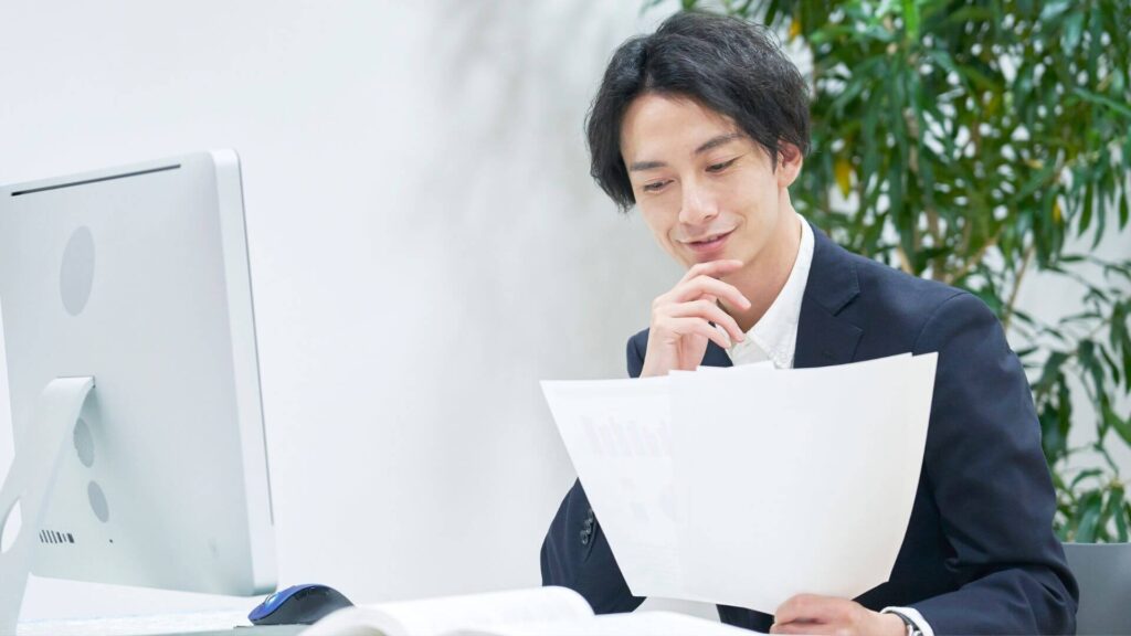 パソコンを前に考える男性