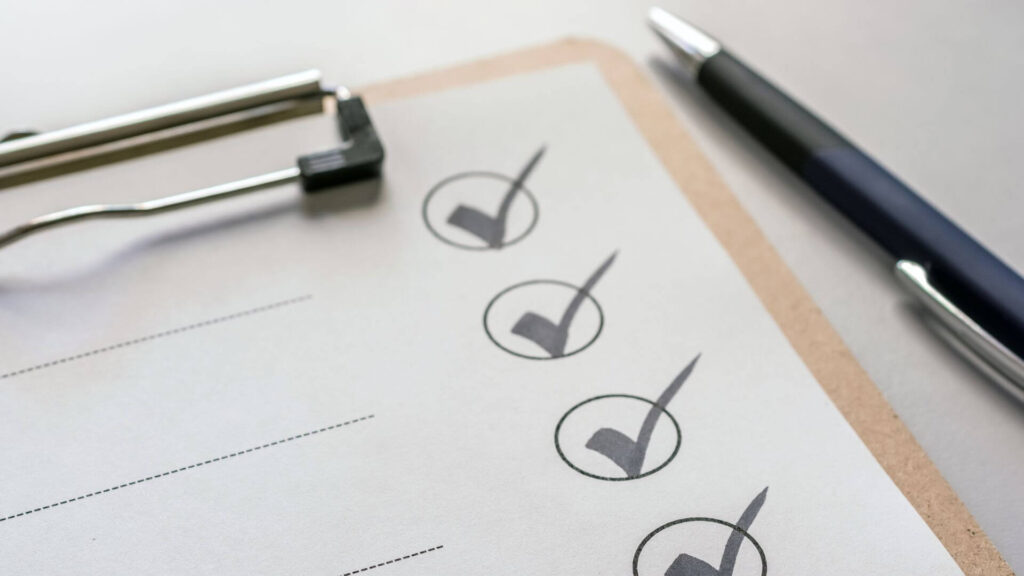 チェックリストとペン