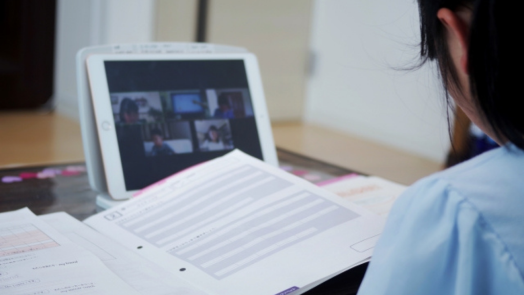 タブレットで勉強する女の子