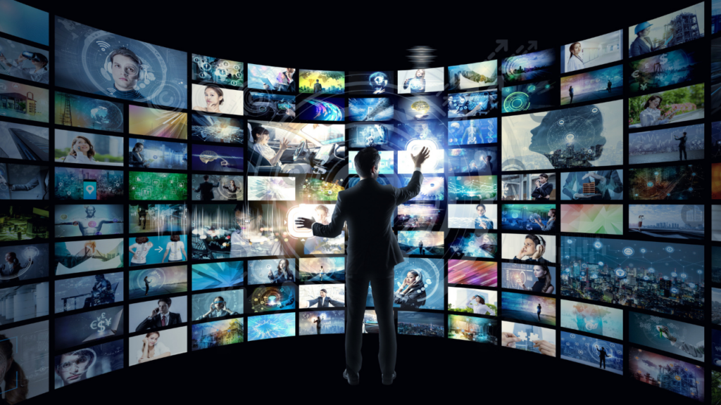 男性の前に広がるたくさんの映像