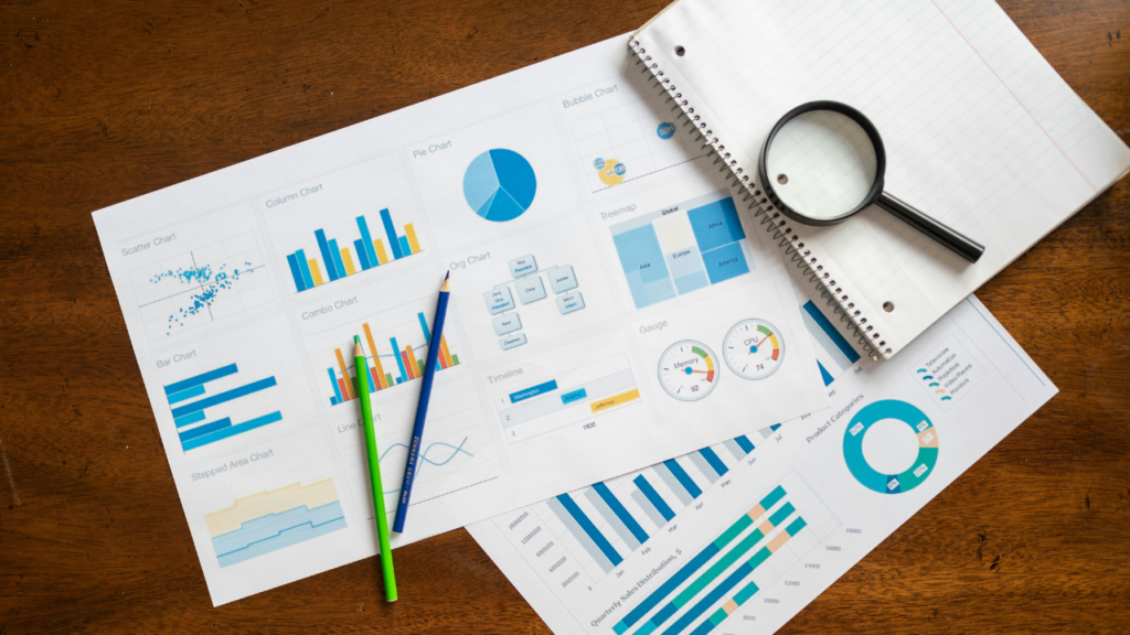 グラフと虫眼鏡、ノートと色鉛筆