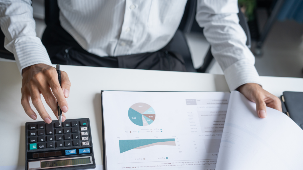 資料を見ながら電卓で計算